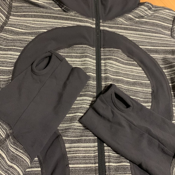 Lululemon In Stride Jacket Striped Grey & White - size 10 - Picture 5 of 17